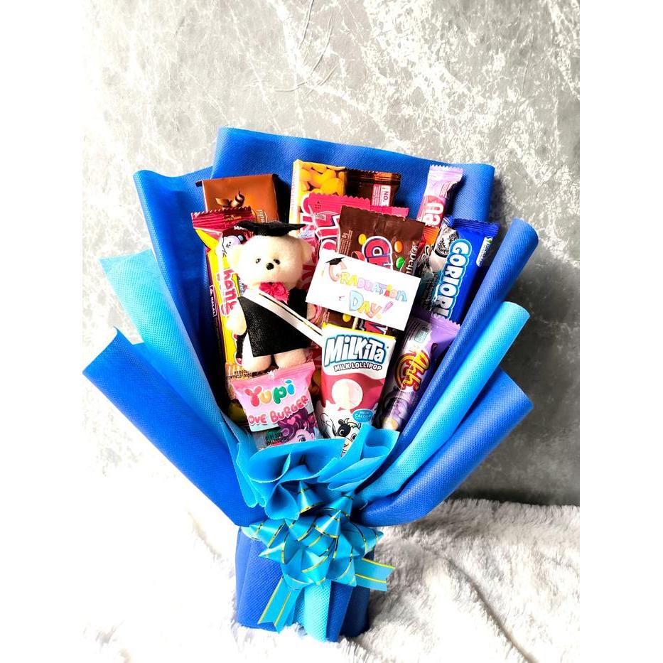 Kado Gift Wisuda - Buket Wisuda dengan boneka Teddy Bear Wisuda dengan aneka snack - hitam-biru
