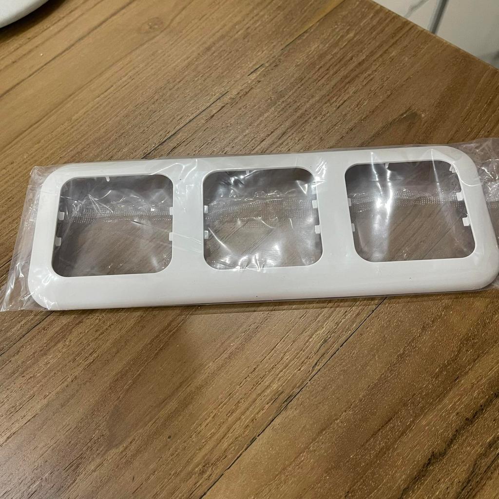 MODERN PLAT 3 GANG SAKLAR STOPKONTAK / GANG 3 PANASONIC WEJ7823W