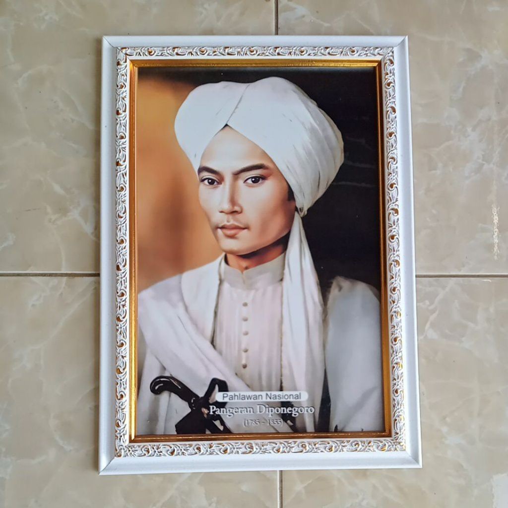 Hiasan Dinding cetak Gambar Pangeran Diponegoro plus Bingkai Fiber Putih ukuran 25x35 cm