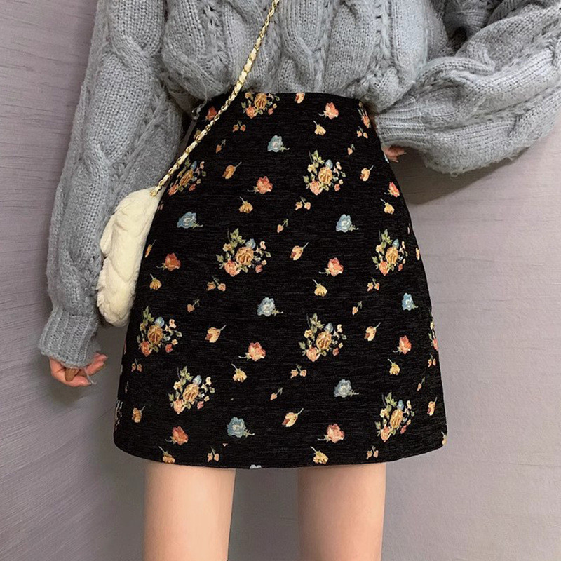 Rok bunga vintage bergaya Prancis berpinggang tinggi yang memberikan efek melangsingkan dan membuat 