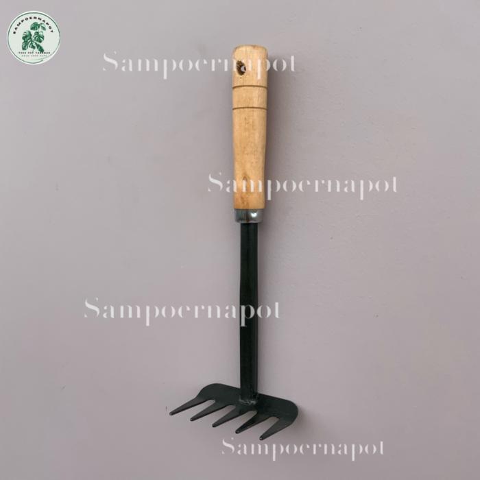 garpu besi gagang kayu untuk garukan tanah berkebun - GARPU TANAH [Terlaris]