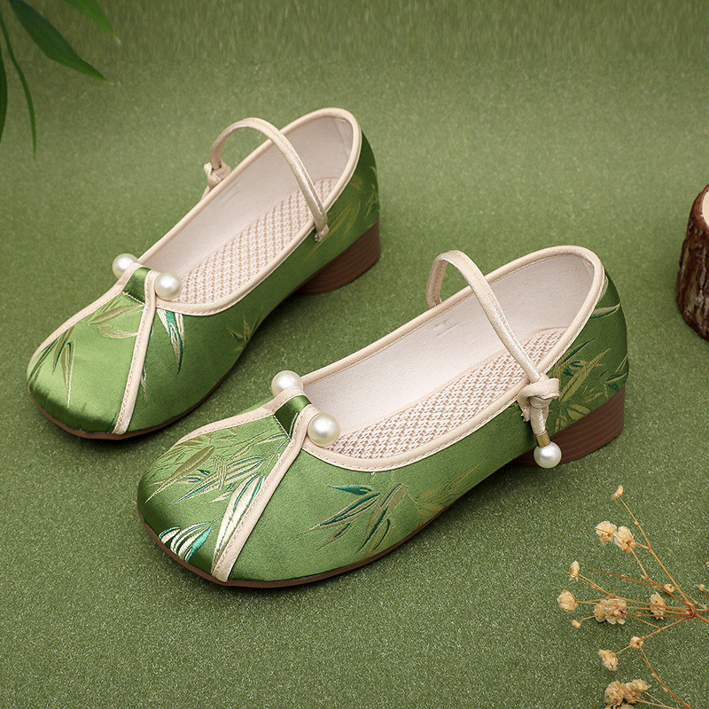 Sepatu wanita tunggal dengan cheongsam sepatu kain tua, mulut dangkal, bottom datar, kepala bulat.