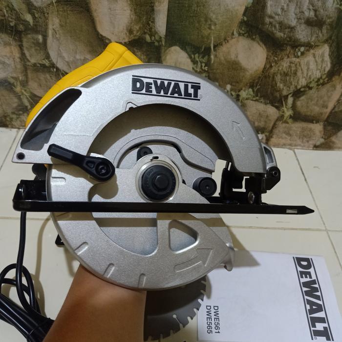 Mesin potong kayu DWE561 Circular Saw Dewalt