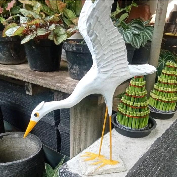 patung burung bangau taman