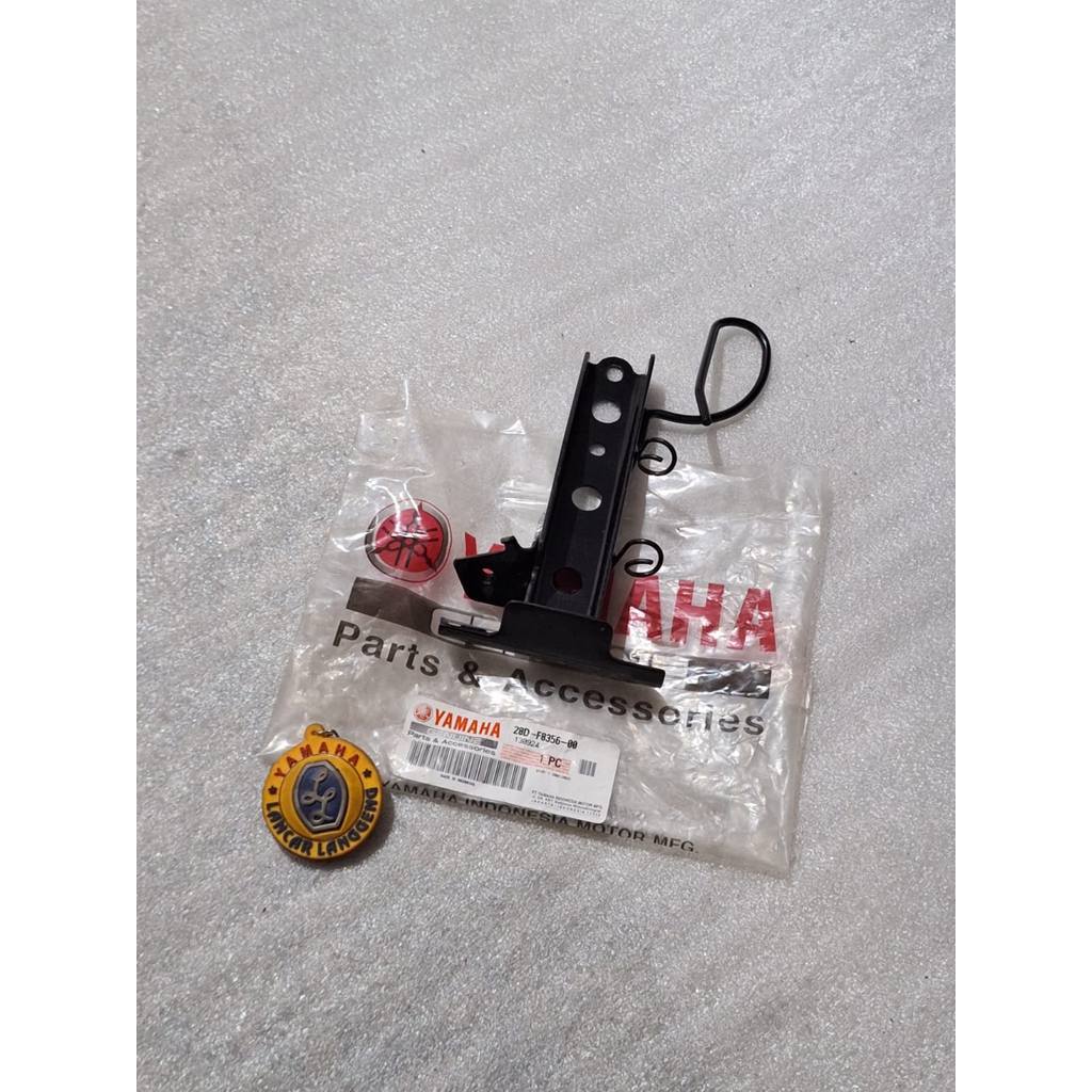 STAY 1 / BRACKET / DUDUKAN TAMENG DEPAN YAMAHA MIO SMILE ORIGINAL YGP 28D-F8356-00