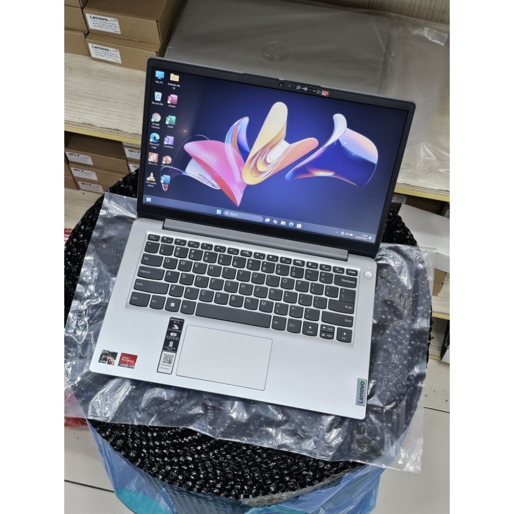 Laptop Lenovo Ideapad Slim 1 AMD Ryzen 3-7320U RAM 8GB SSD 256GB kondisi Second Premium Dunia Laptop