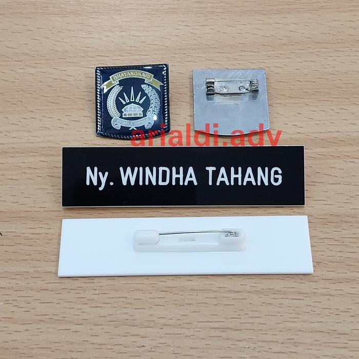 Satu set papan nama &  bhayangkari  dan name tag BHAYANGKARI