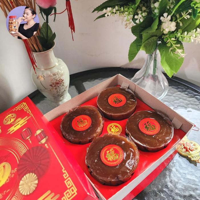 Kue dodol cina kue keranjang isi 4.buah per box. Berat +-950 gr. Sementara plastik. - Plastik