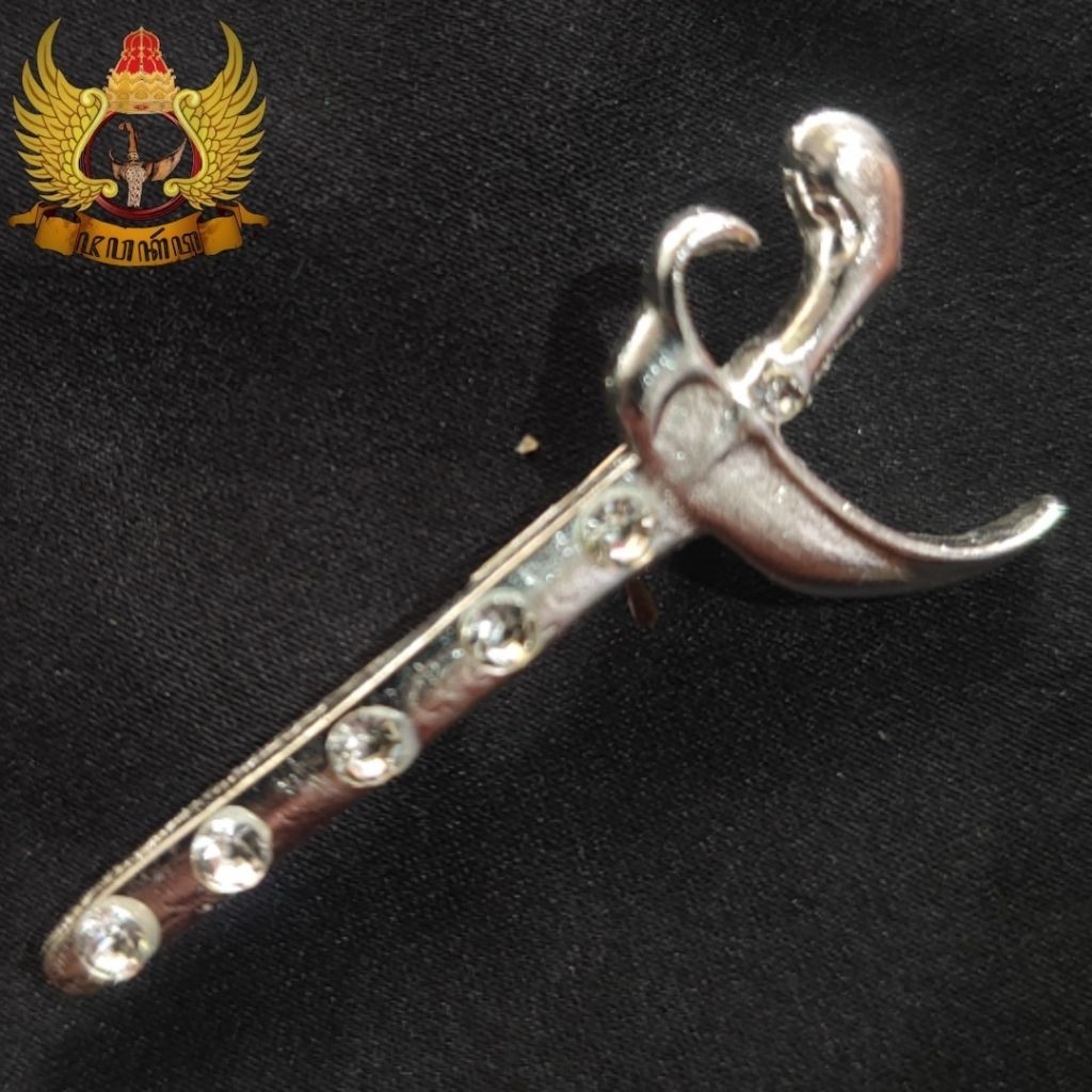 Bross Pin Model Keris Bahan Kuningan Sepuh Perak Hias Batu Sintetis