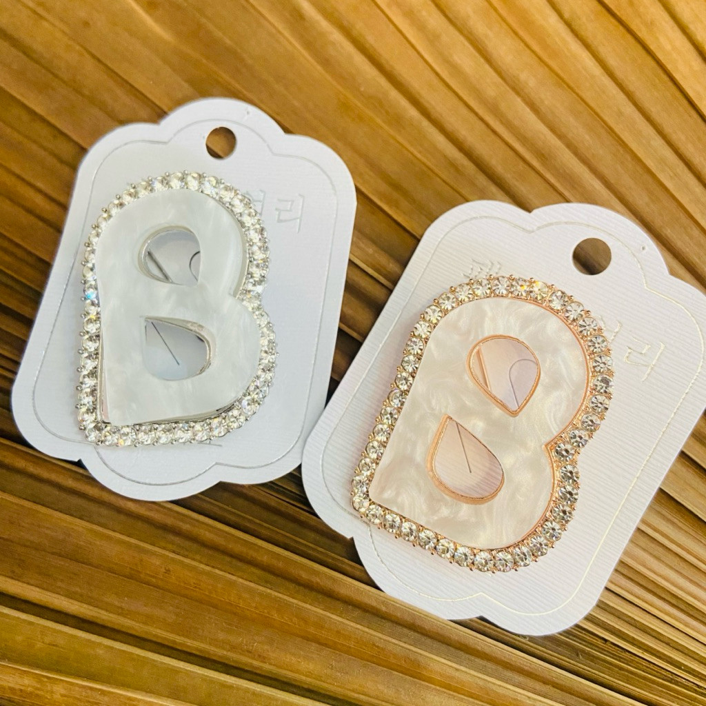 Bros besar huruf B kode 4 detail elegan hiasan kristal aksesoris