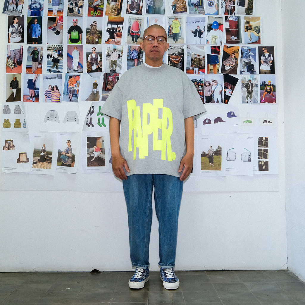 Paper. Kaos Lengan Pendek Pria Sablon Dot Misty