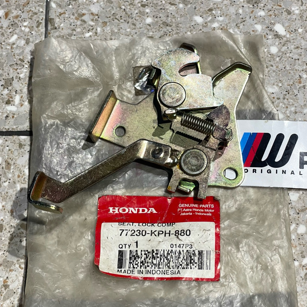 BRAKET ENGSEL DUDUKAN PENGAIT KUNCI JOK BELAKANG KARISMA X D 125 D 77230 KPH 880