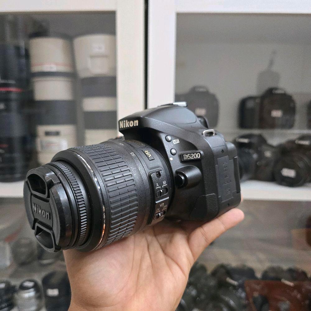 KAMERA NIKON D5200 + NIKON DX NIKKOR 18-55mm VR (SN 6212)