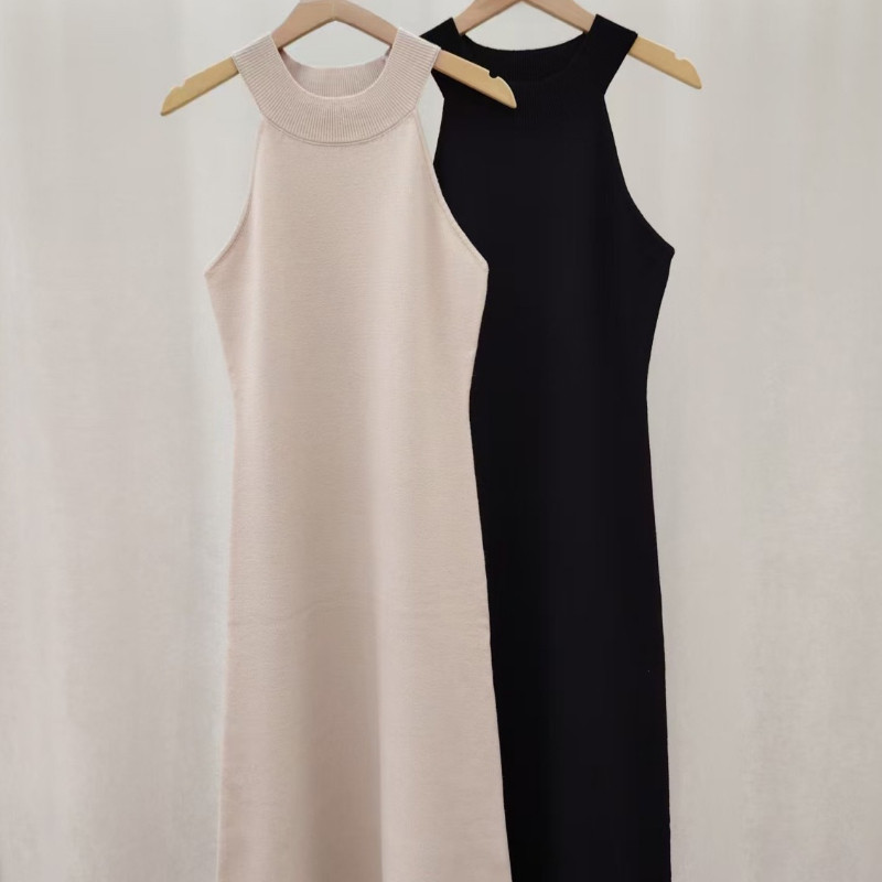 Cute Hot Label Atasan rajut model rompi leher halter tanpa bahu dipadukan dengan rok maxi bodycon.