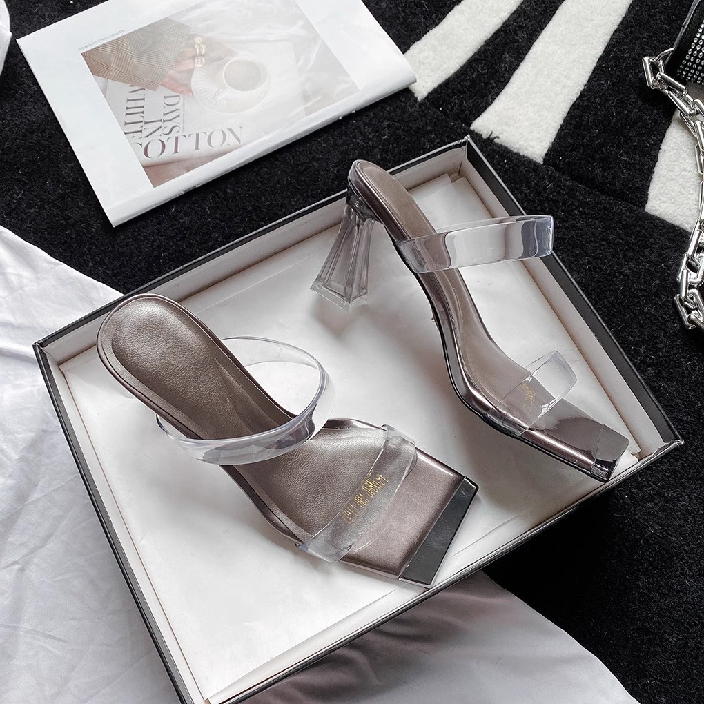 Sandal hak tebal transparan baru wanita memakai sandal dengan sepatu hak tinggi