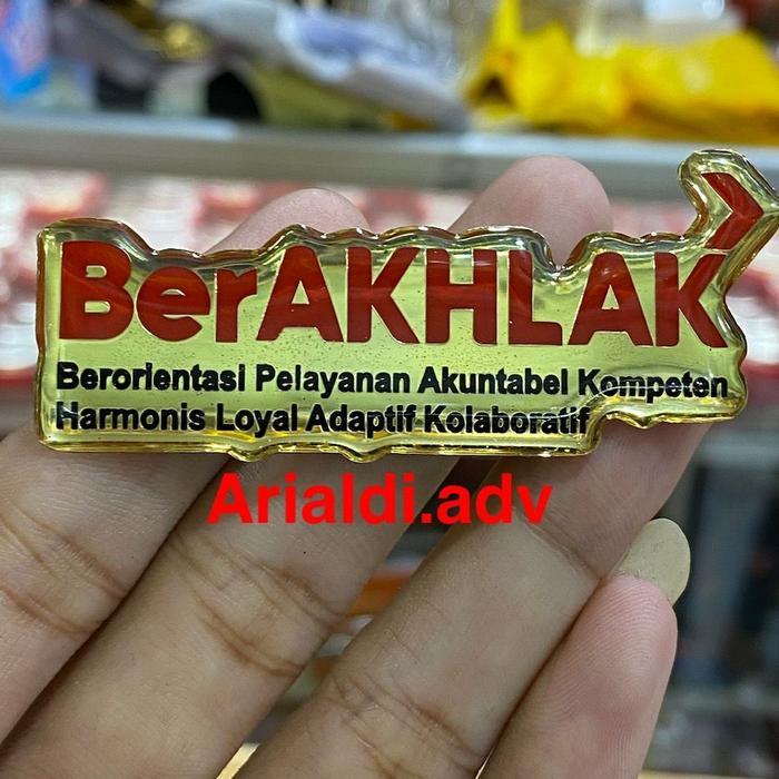 pin BerAKHLAK asn kuningan dilapis resin magnet pin berakhlak kuningan dilapis resin magnet
