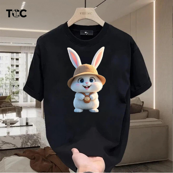 Kaos Pria Wanita Katun 220g Motif Kelinci Putih dengan Topi Rotan dan Jam Saku Lucu | Kaos Oversize 