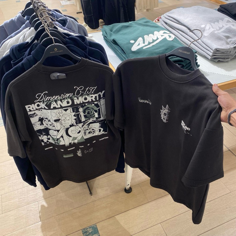 (COD) T-shirt Men's Unisex Full Tag Store Size Reguler Tshirt Pull&Bear x Rick&Morty (Man) r