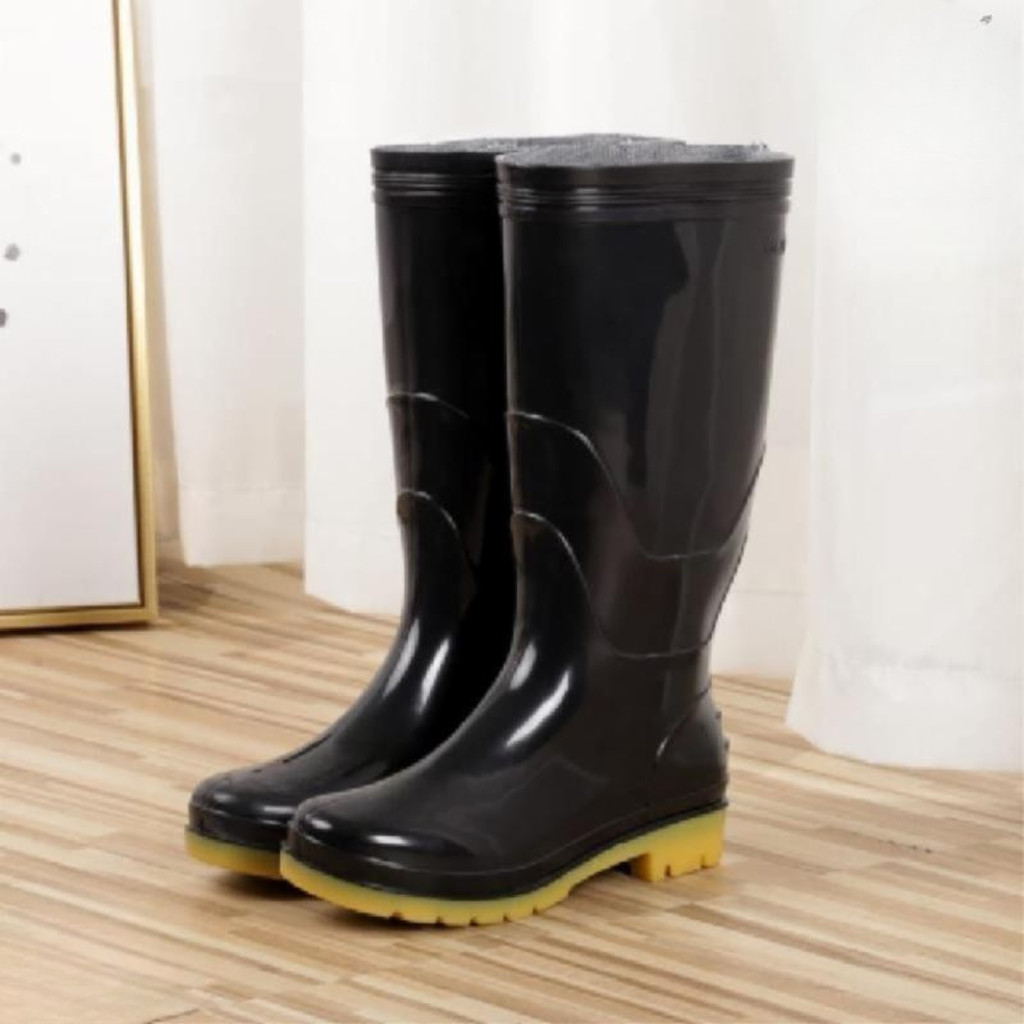 Sepatu Boots Karet tebal cocok untuk perlindungan di medan kerja atau perkebunan dan saat Hujan