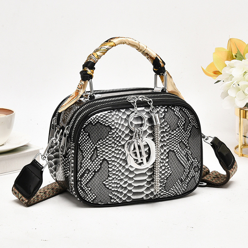 Y2K Box Nest COD Tas tangan Lady Dior motif kulit ular,Cocok dipadukan dengan pakaian wanita