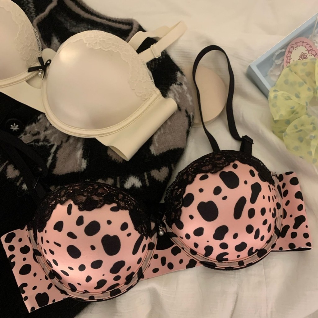Aura Intim Lingerie motif leopard untuk wanita dengan payudara kecil, tanpa kawat.