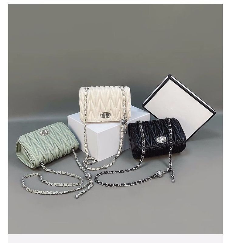 [Amy]Tas selempang kecil putih dengan motif kotak-kotak dan rantai, elegan dan bertekstur premium.