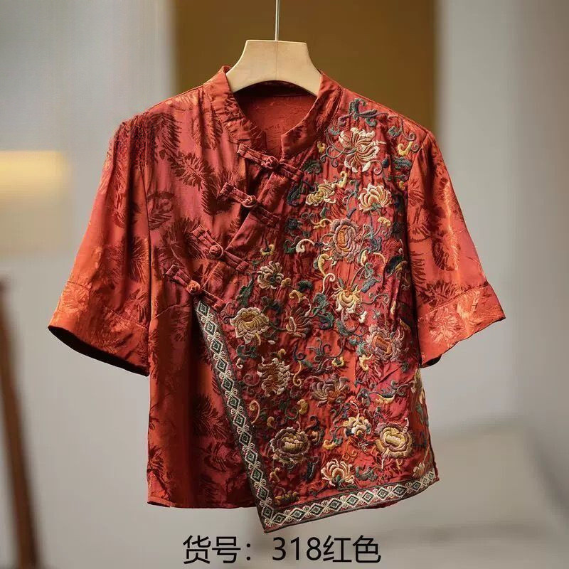 Blus lengan pendek satin sulam Oriental, kerah tegak dengan kancing tradisional, desain mewah.