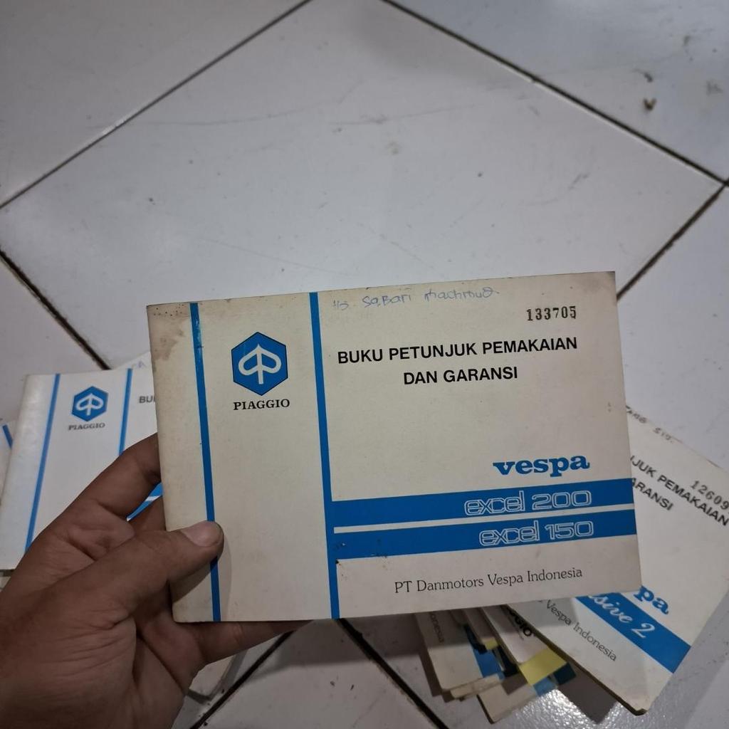 buku petunjuk dan pemakaian vespa excel 150 original bekas bagus warna motor black lucido