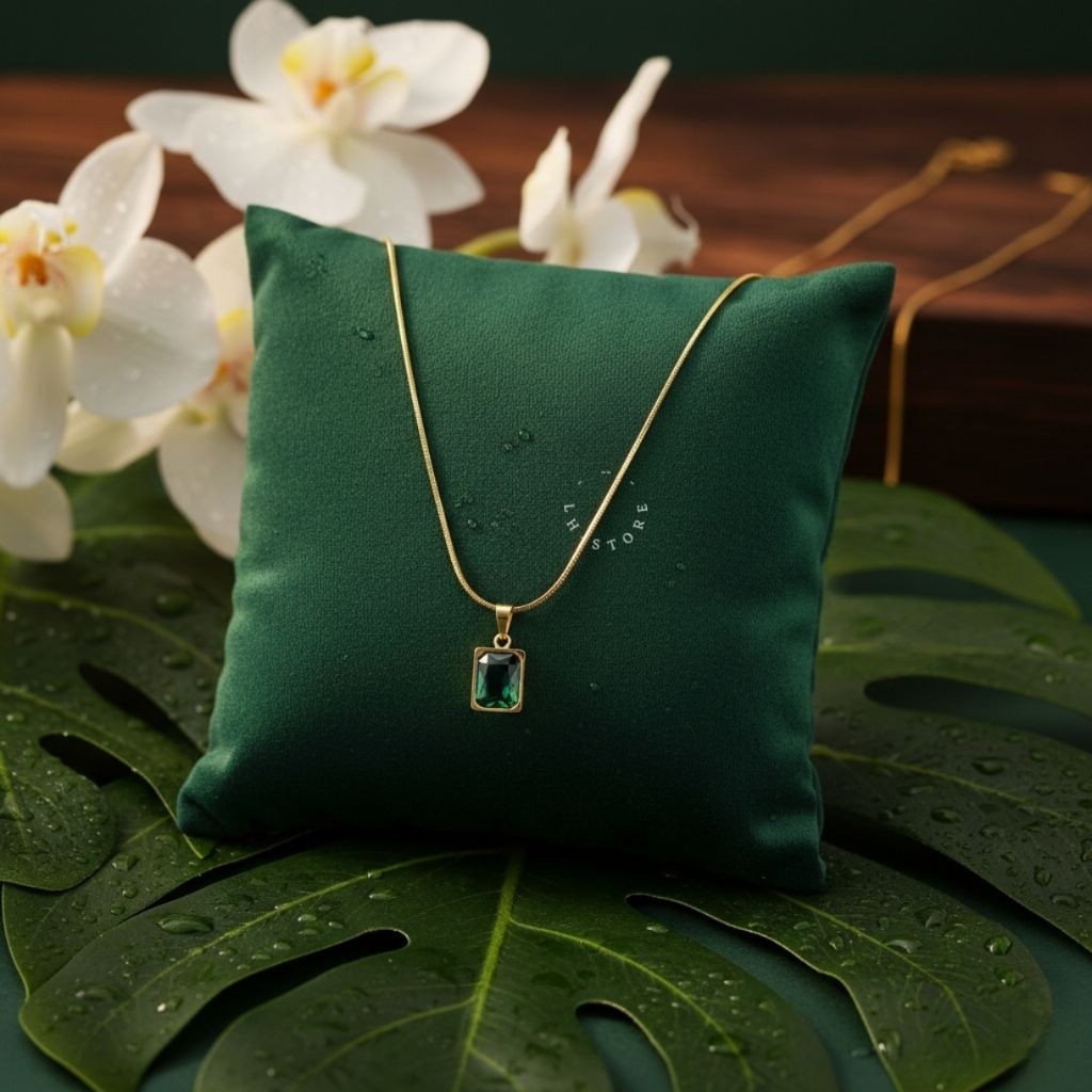 Emerald Elegance: Kalung Liontin Emerald Cut Berlapis Emas