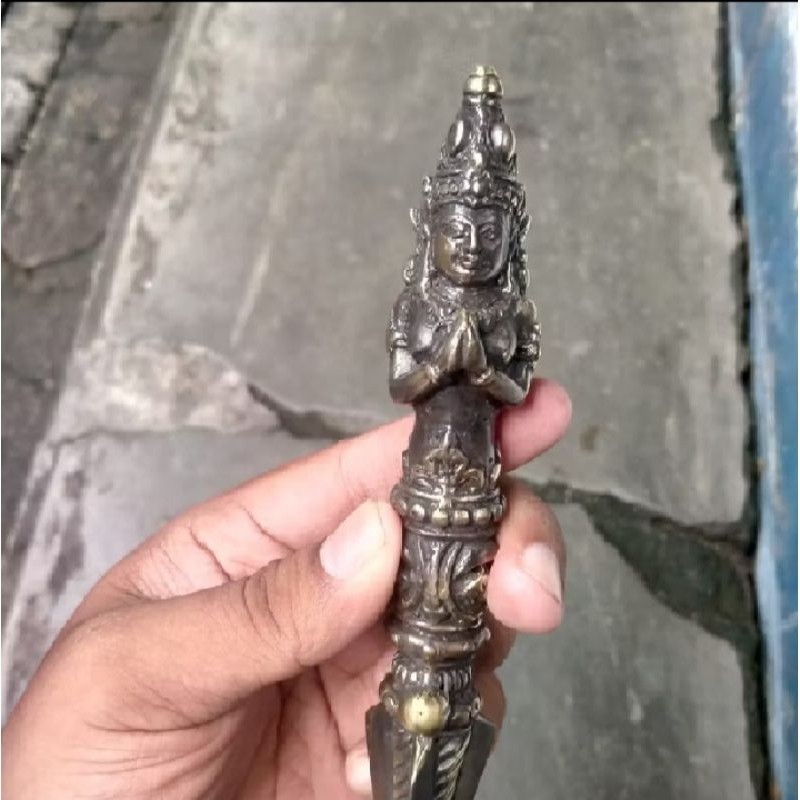 Patung nyi blorong kuningan