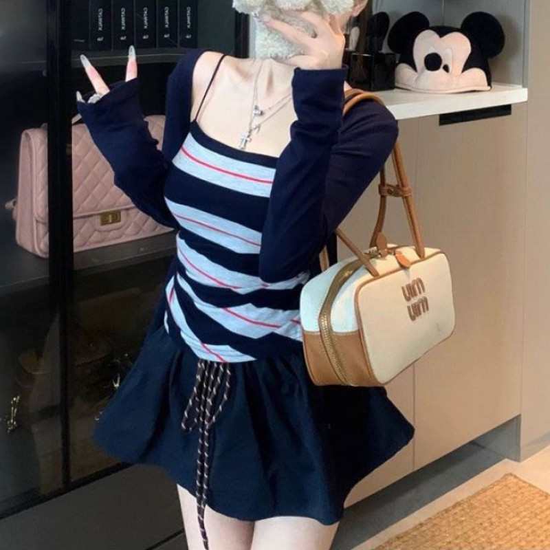 Cute Hot Label Set atasan tank top bergaris dengan potongan ramping dan cardigan lengan panjang.