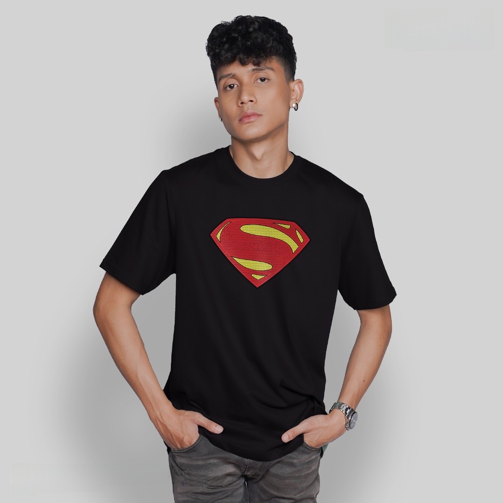 T-SHIRT PRIA  Tshirt DC Comics Original Superman Man Of Steel Logo Motif Scales Colour Hitam Kaos Pr