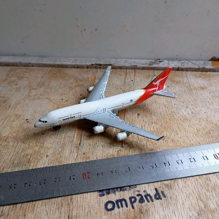 diecast miniatur pesawat qantas made in china Dcast