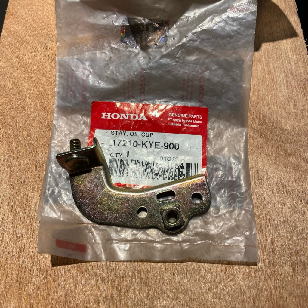 BESI PLAT STAY OIL CUP MEGAPRO NEW MONOSHOCK 2010-2014 ORIGINAL AHM 17210 KYE 900