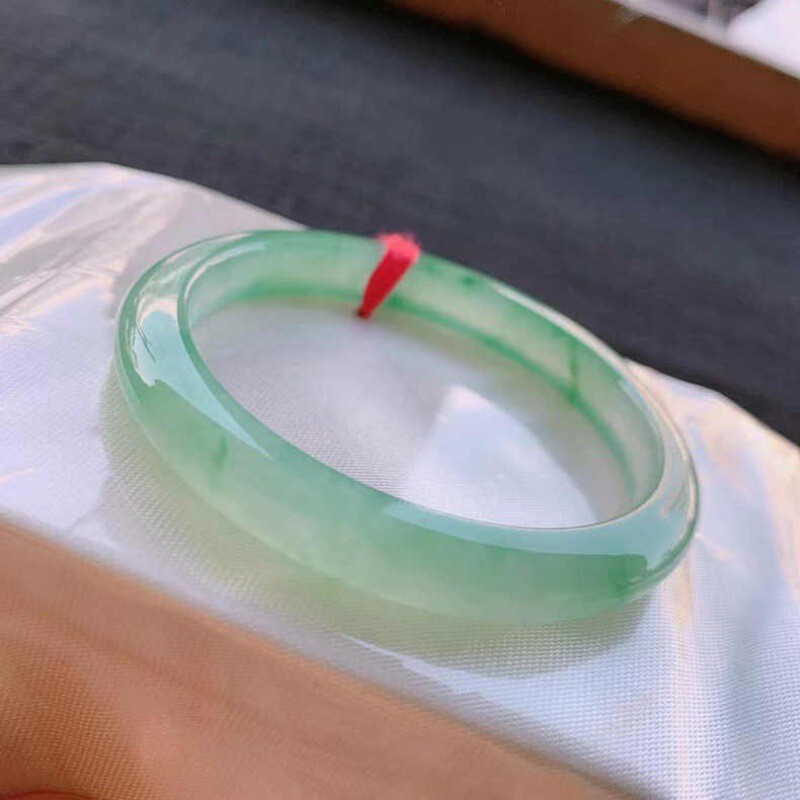 Gelang Giok Hijau Es dari Tambang Lama Myanmar untuk Wanita dengan Pola Bunga Jenis Es Warna Hijau G