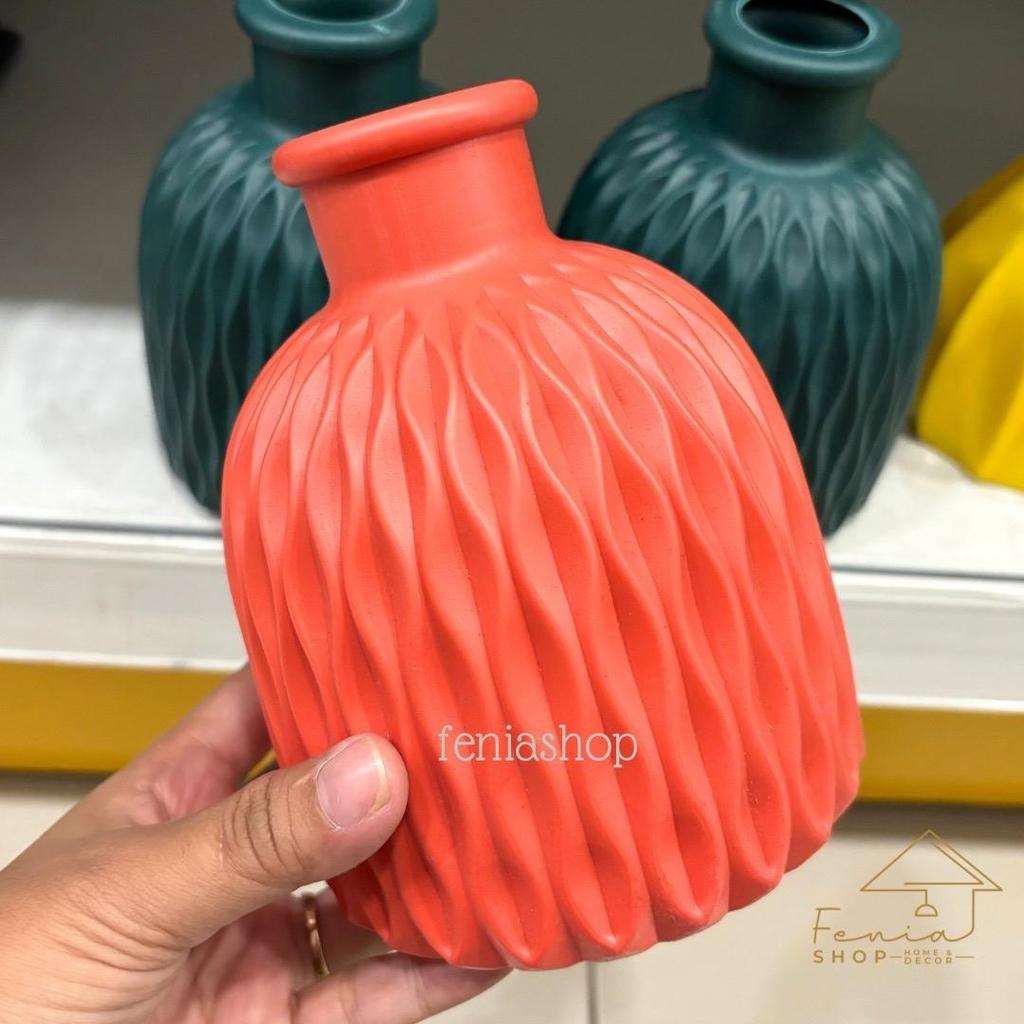 Vas Bunga Hias Model Botol Plastik