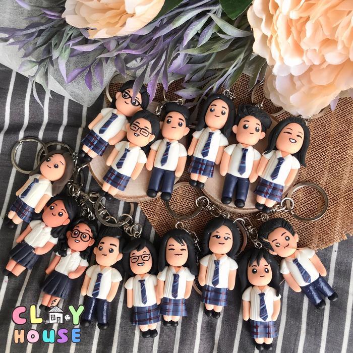 Gantungan kunci clay custom. Cocok utk hadiah anniv, wisuda, ultah