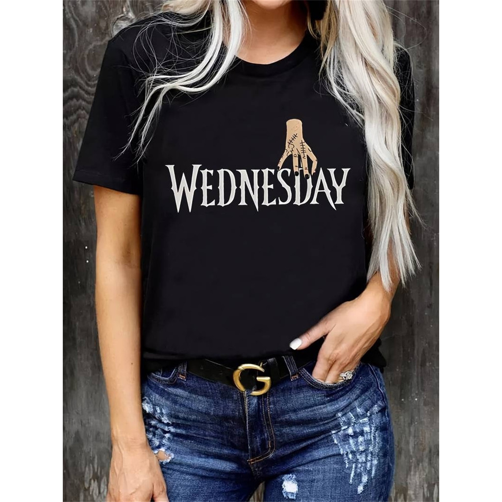 Kaos Wanita Terinspirasi Wednesday Addams dengan Cetakan Huruf & Gerakan Tangan Gothic - Gaya Santai