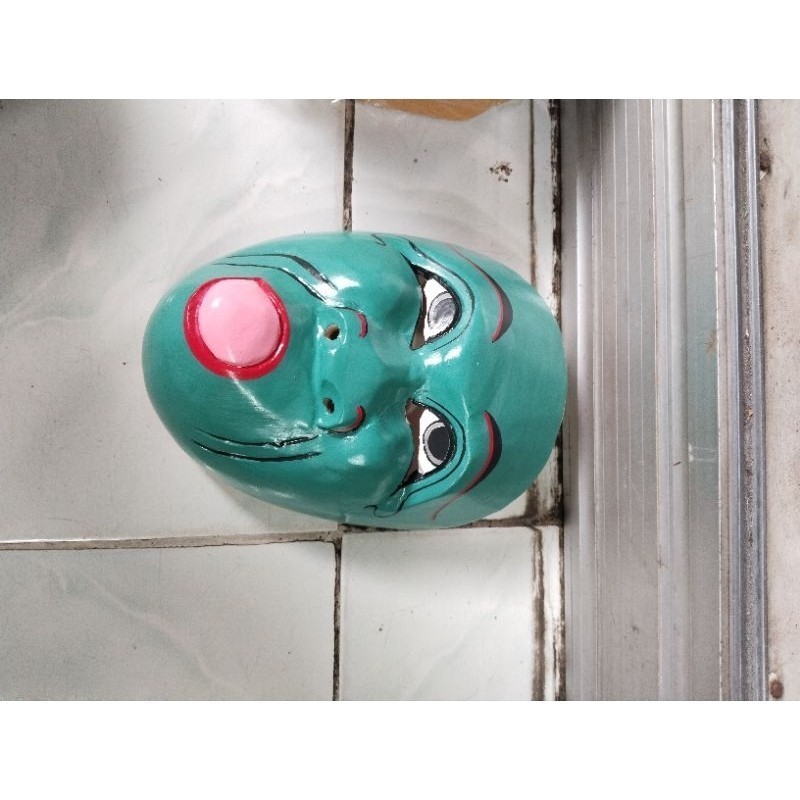 Foto Lucu Topeng Kayu Dagelan Hijau Sengon Laut