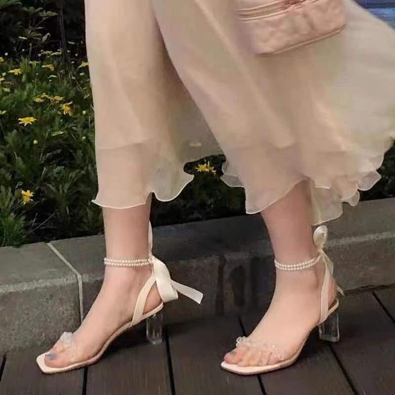 Sandal Romawi transparan kristal wanita hak sedang dengan sepatu hak tinggi mutiara