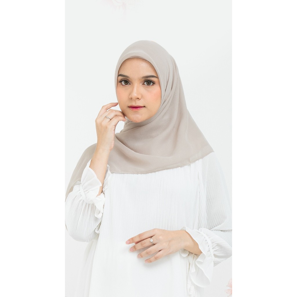 SETRAMALL    Puris Premium Square Hijab by Puru Kambera