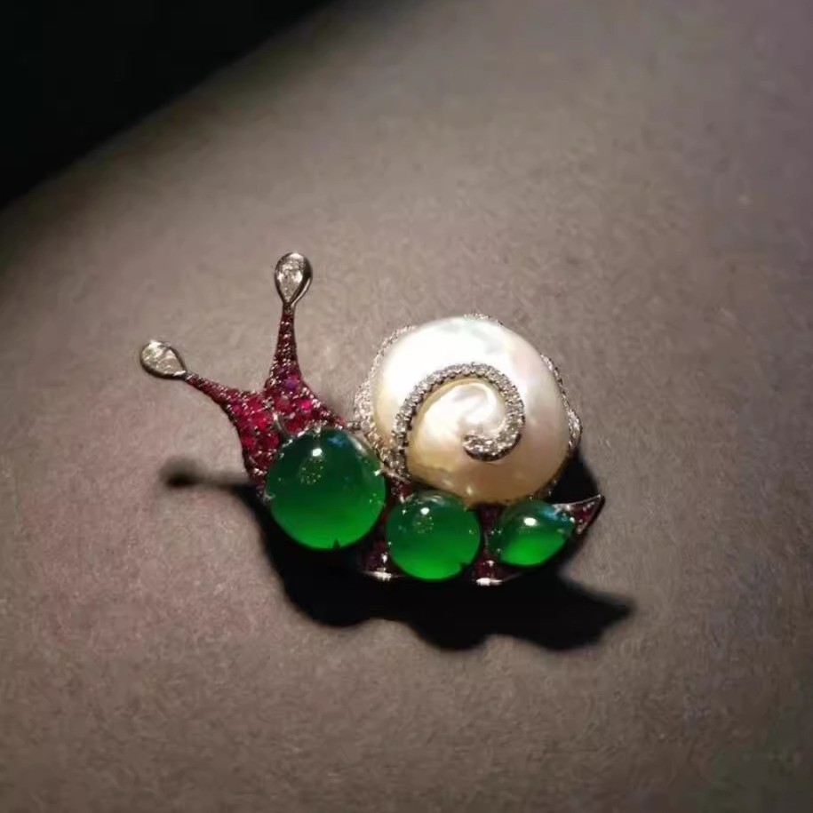 Perhiasan Kenangan Ratu COD  Bros Siput, Batu Giok Cabochon Mewah yang Indah