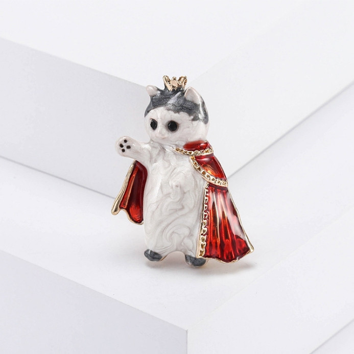 Brooch Kucing Imut Sederhana Berlapis Emas dengan Mahkota Cantik dan Cape, Enamel Emas Hitam Putih, 