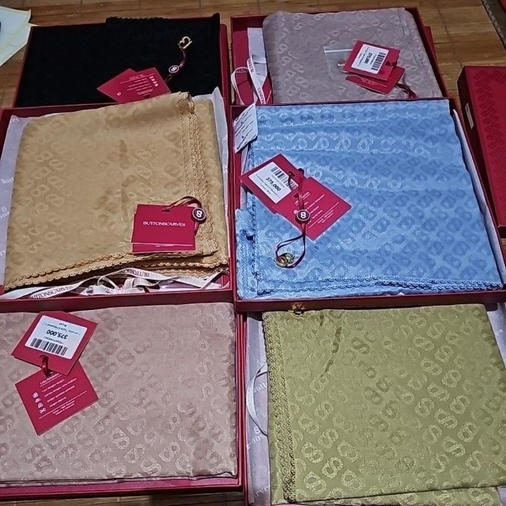 DISKON buttonscarves tapis emboss baru lengkap box bukan as is