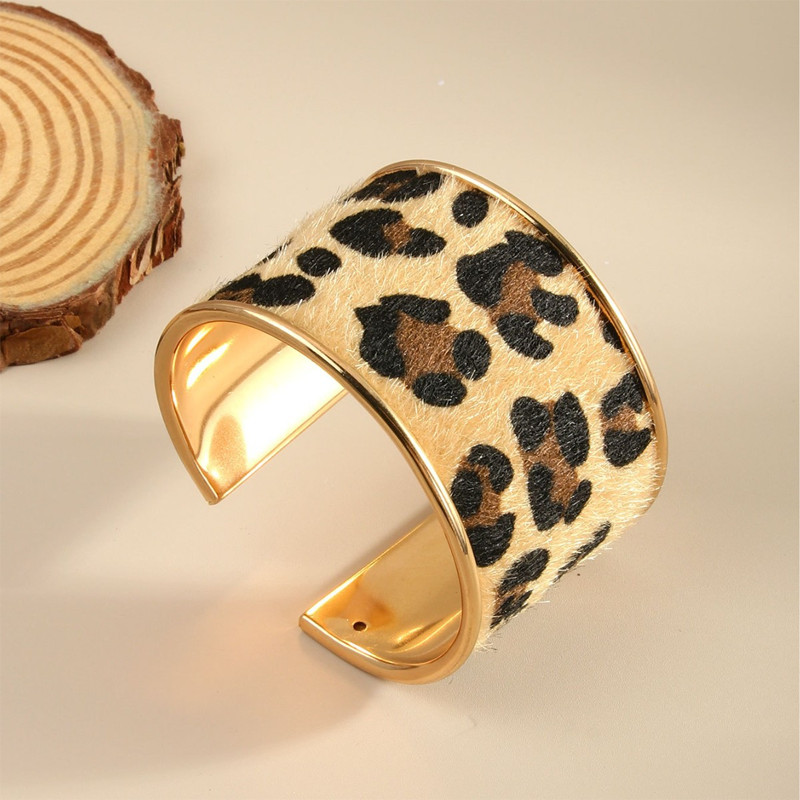 Gelang Motif Macan Tutul Memadukan Macan Tutul Motif Dengan Corak Macan Tutul Yang Berani Cocok