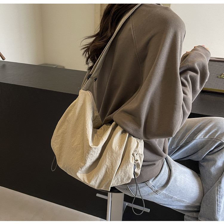 Tas selempang kasual serbaguna baru dengan kapasitas besar untuk bepergian.