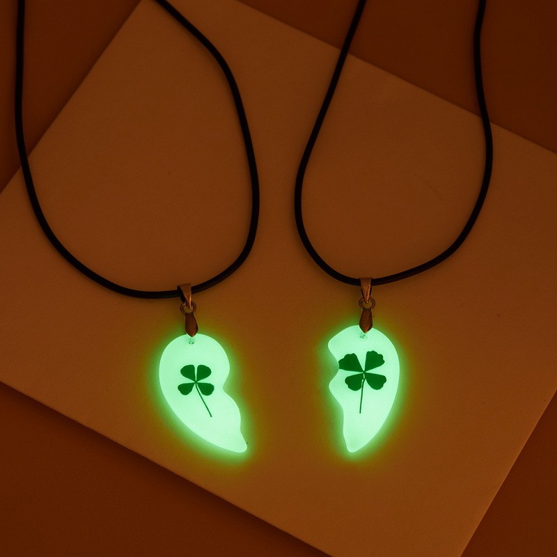 Perhiasan bercahaya empat daun semanggi kalung cinta splicing pasangan kalung kalung bunga kering se