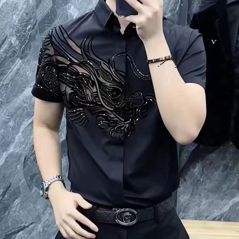 Kemeja lengan pendek untuk pria dengan motif naga yang stylish.