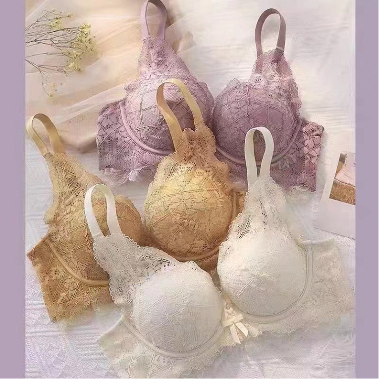 Bra ukuran besar yang mengangkat dan memperbesar payudara kecil, tanpa kawat.