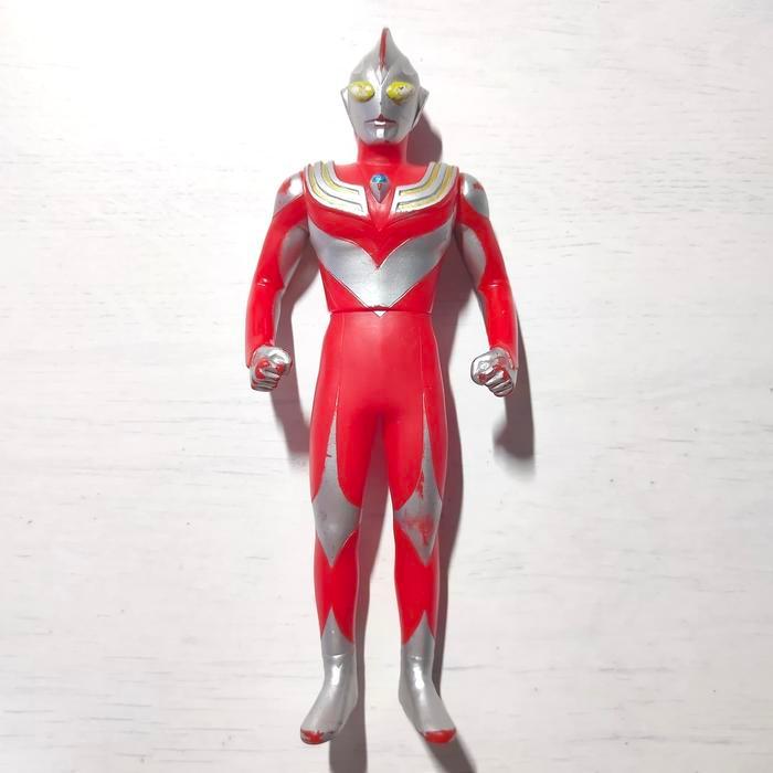 ULTRAMAN TIGA POWER TYPE RED   VINYL 17 CM  RARE
